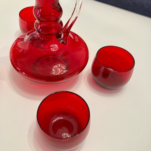 RUBY RED GLASS SHERRY DECANTER CLEAR GLASS APPLIED HANDLE ROLLY POLLY 4 CUP SET - Picture 6 of 7